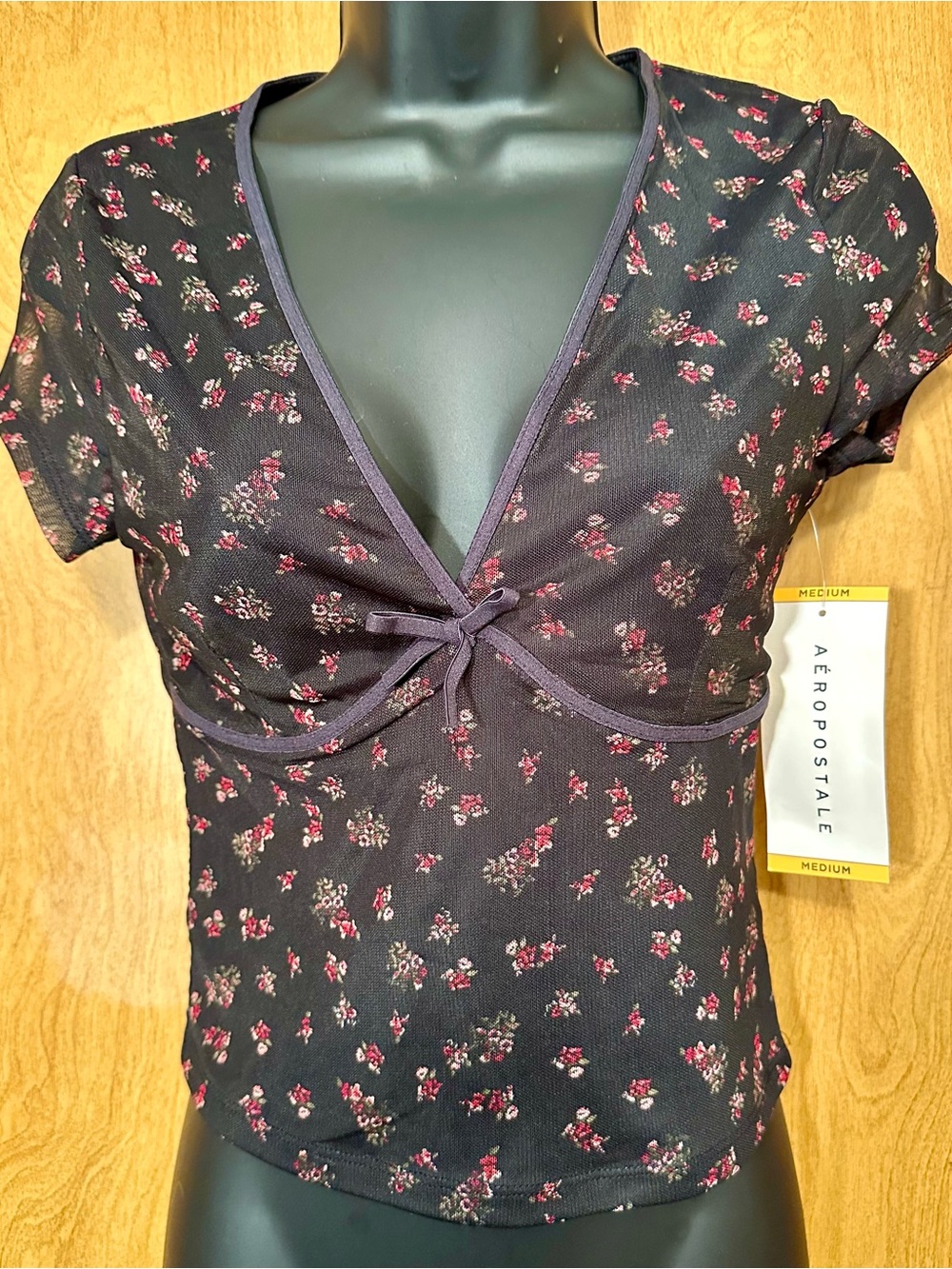 NWT Aéropostale size medium Black Floral mesh V-neck crop top